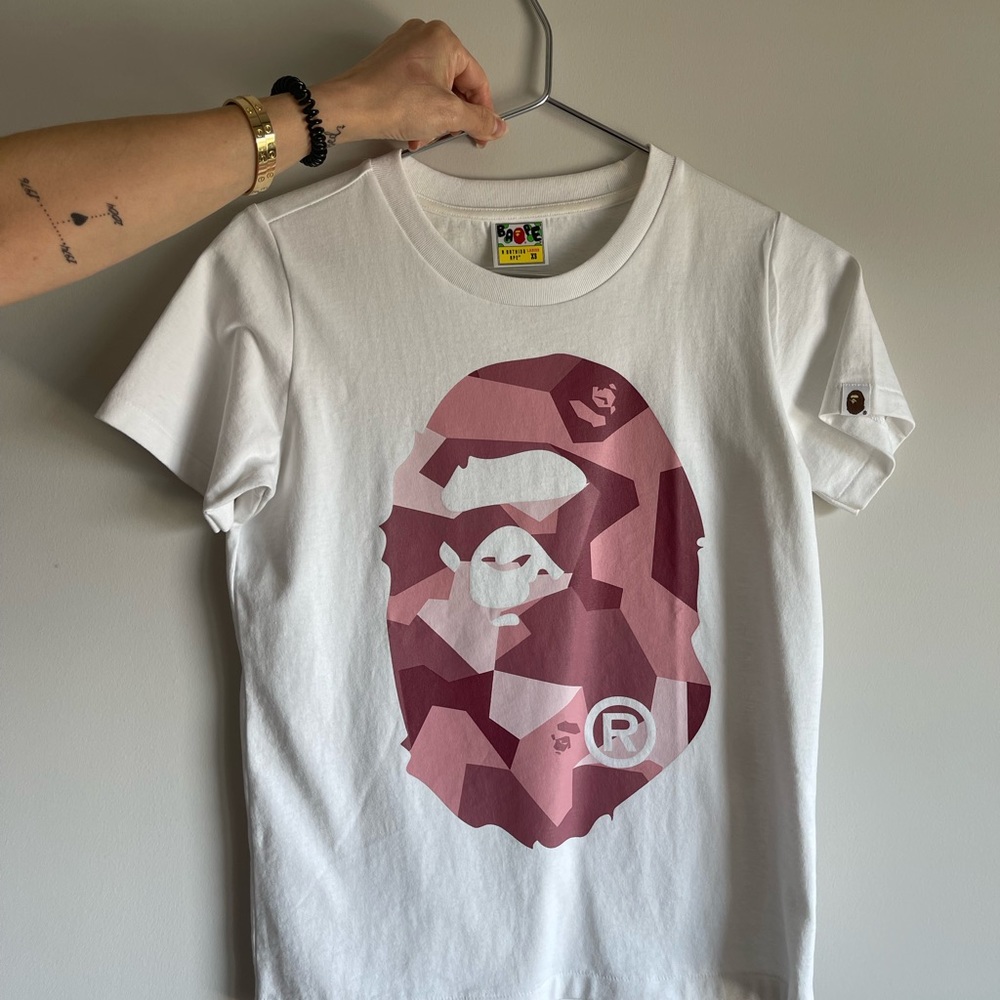 A BATHING APE®
camouflage logo T-shirt